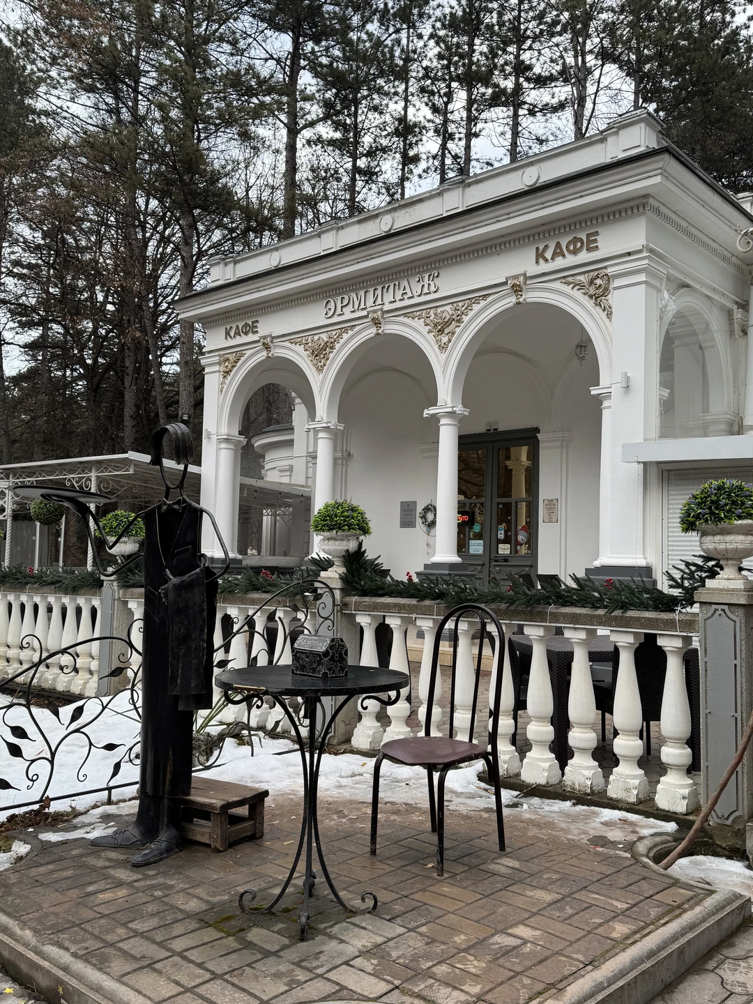 Экскурсовод Нина Юрьевна провела нам индивидуальный рассказ (так получилось) обо всех основных достопримечательностях Кисловодска на высшем