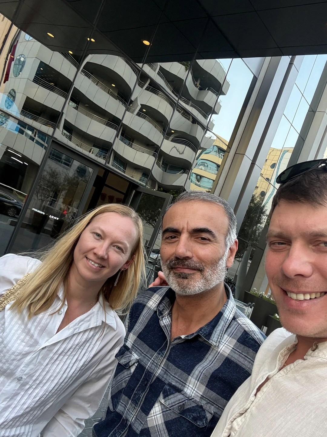 Ездили с Эмилем в Абу-Даби, отличный гид. Очень много знает, приятная речь, провёл везде быстро без