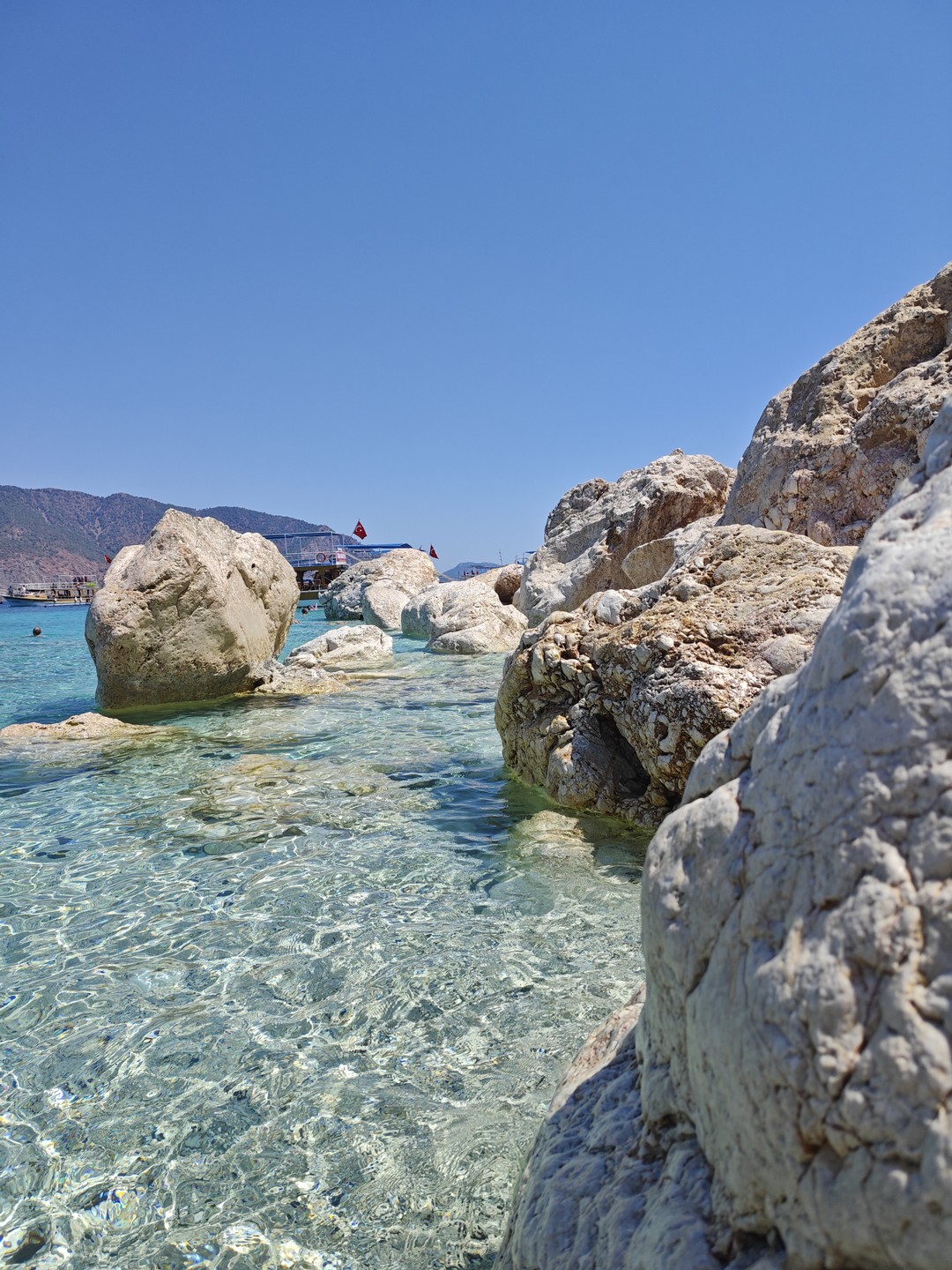 Всем привет! Если желаете побалдеть в лазурных морях - можете брать смело) Обед вкусный, всё классно)