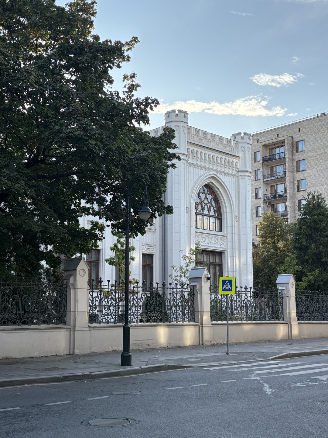 Приятная прогулка по центру с осмотром разных зданий и улиц. Изначально заявлено, что будем говорить только