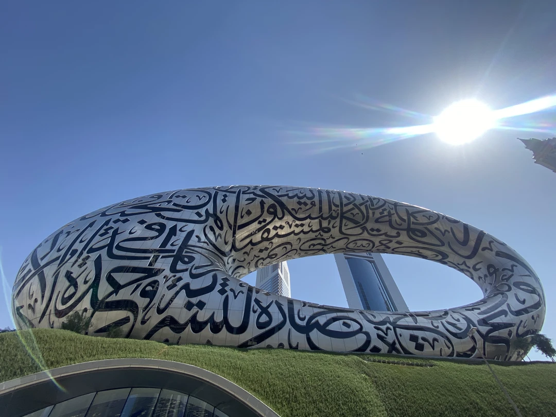 Наш первый день в Дубае прошел просто отлично!!! Мы поехали на обзорную экскурсию с Миразизом. Очень