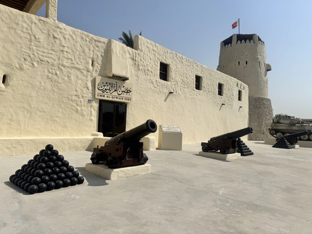 Мы катались с Эдвардом. Очень интересный рассказчик, многим делится - причем из бытовых особенностей ОАЭ тоже