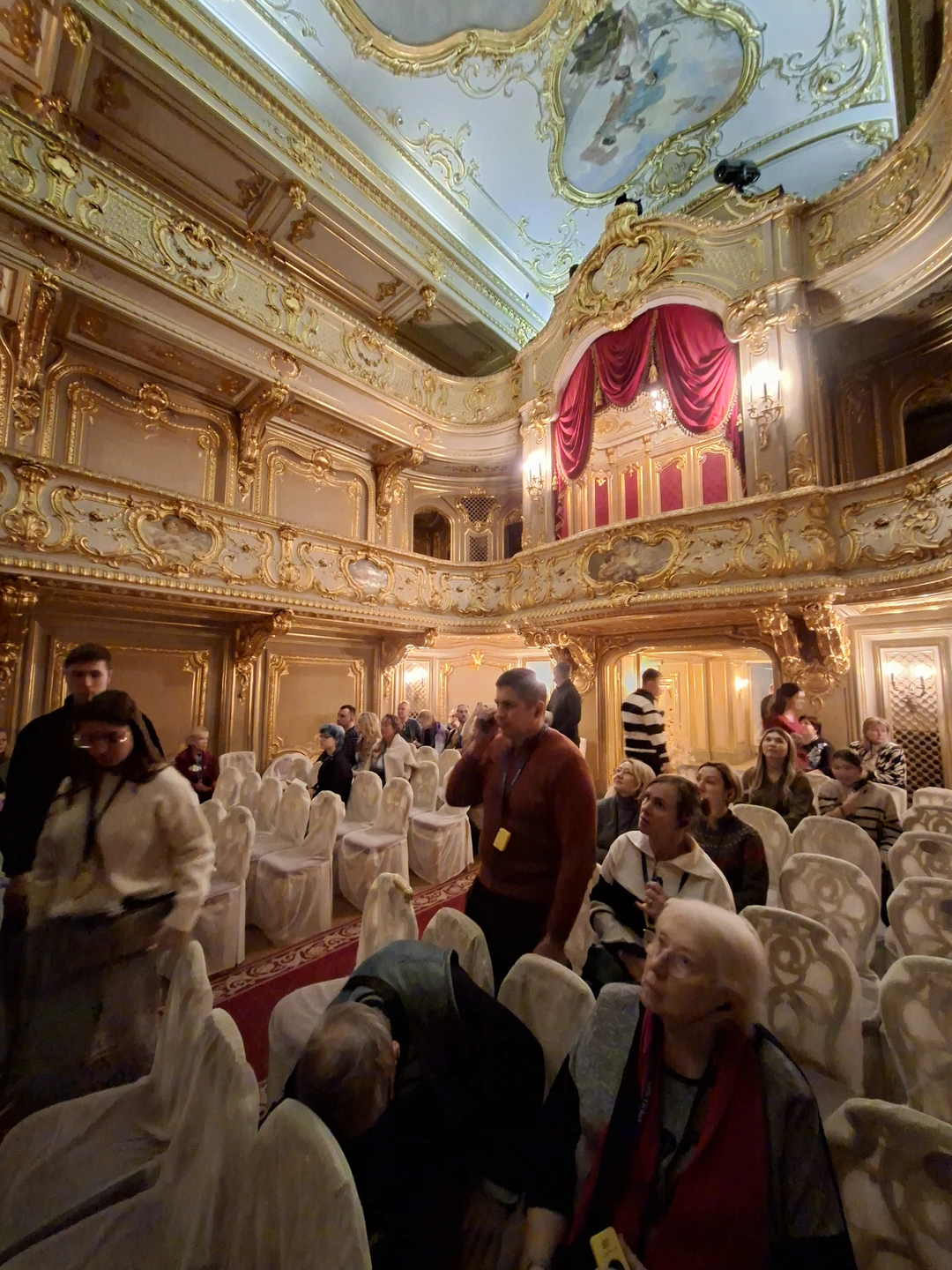 Экскурсия лучшая из всех, где мы были в Петербурге. Раздали наушники и устройство, чтобы всем было слышно гида.