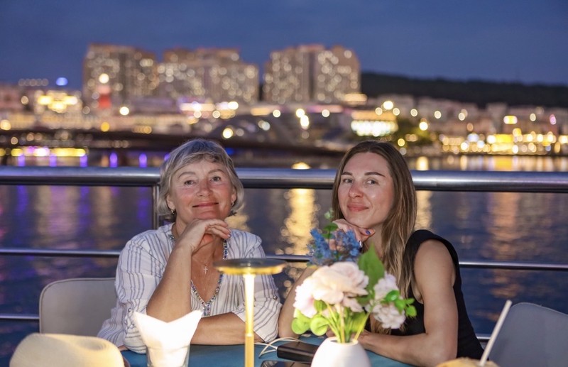 Красивая яхта, шикарный разнообразный ужин ⭐️ Красивые виды на город и закат, даже салют в конце поездки устроили) Мы довольны, рекомендуем съездить!