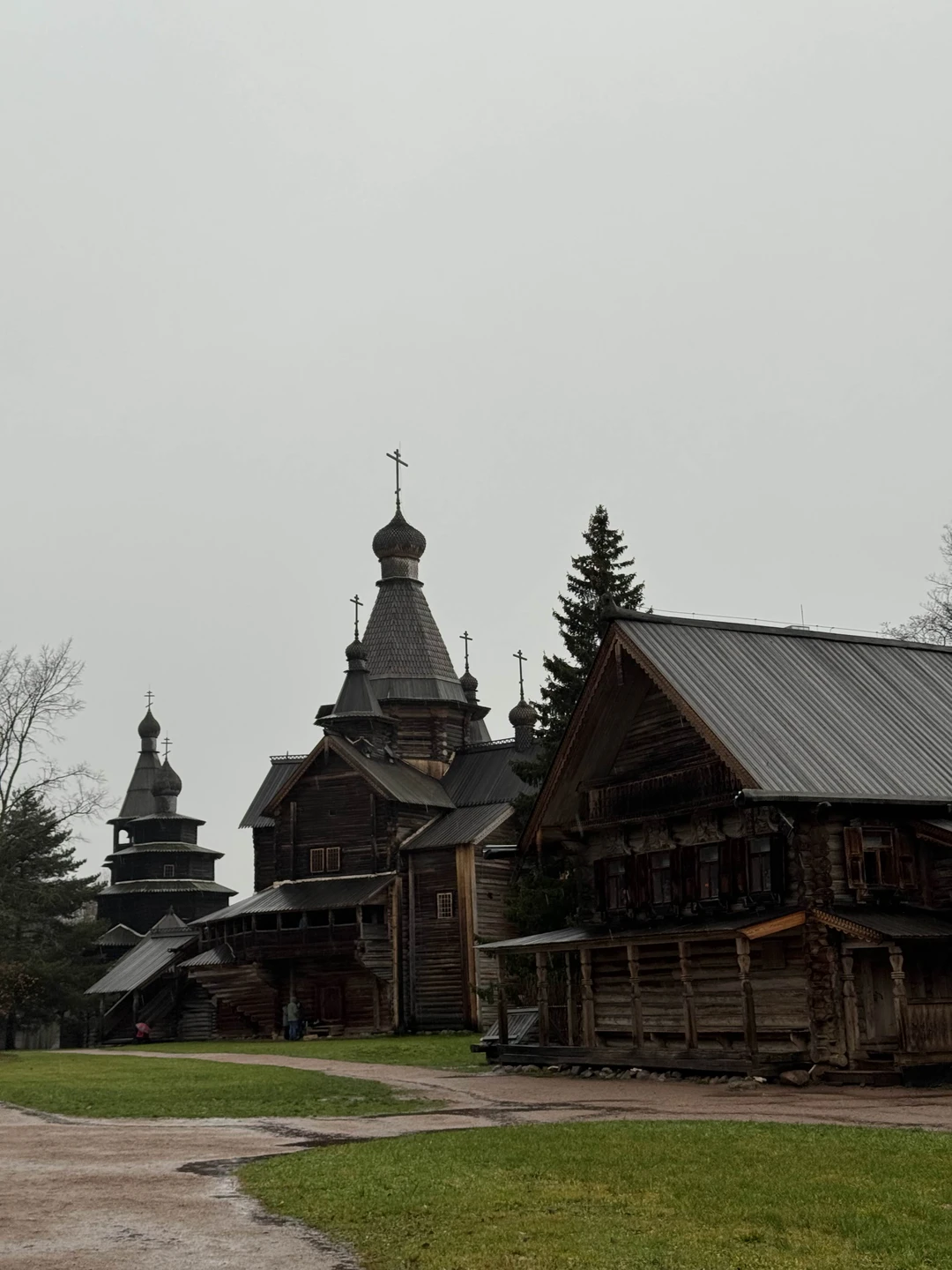 Хорошая экскурсия, но как-то суховато что ли и слишком все быстро. В Витославлицах было мало времени