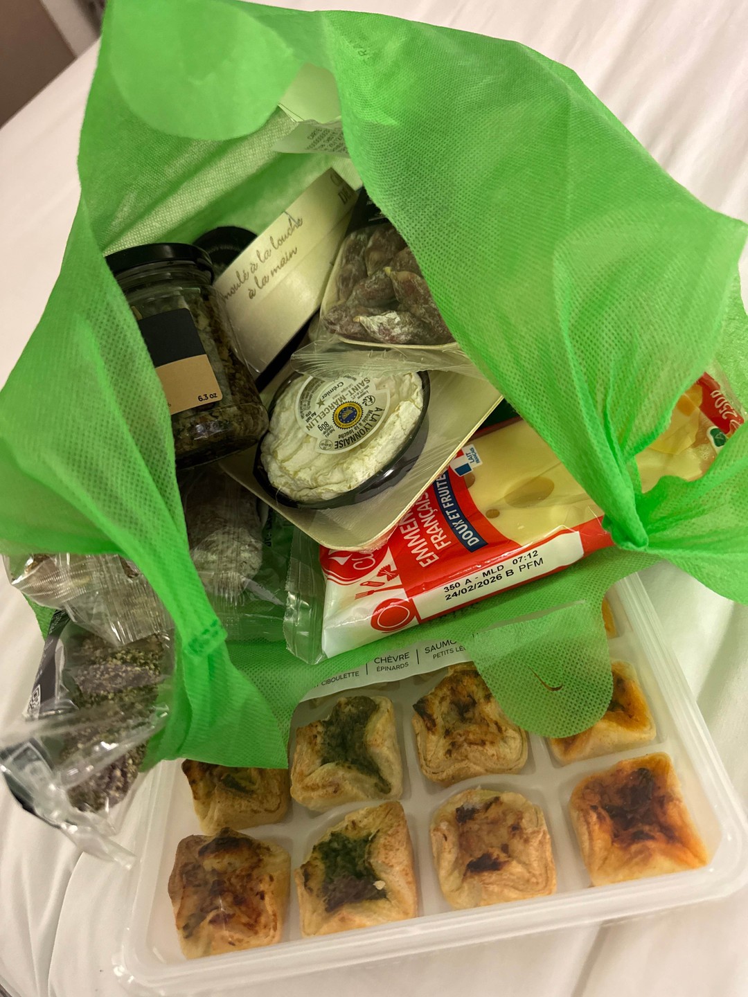 Несомненный плюс данной экскурсии это гид-рассказчик Саша, в прошлом потомственный винодел с грандиозным опытом по всему