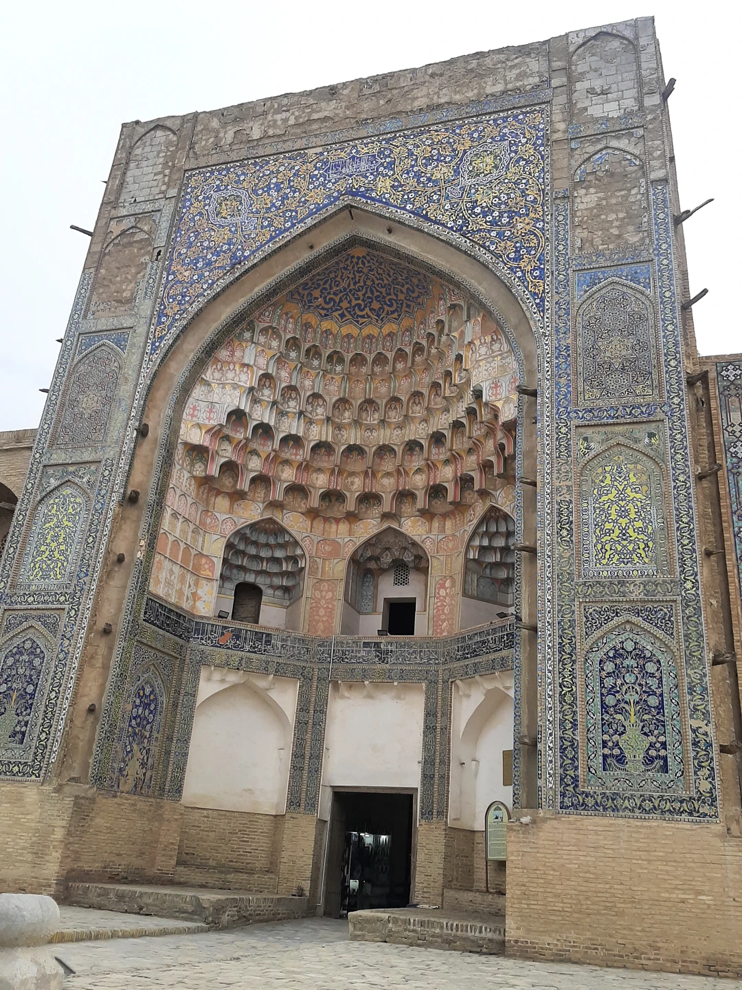 Благодарю Сару за интересную экскурсию по Бухаре. Было интересно узнать историческую информацию о месте, а еще