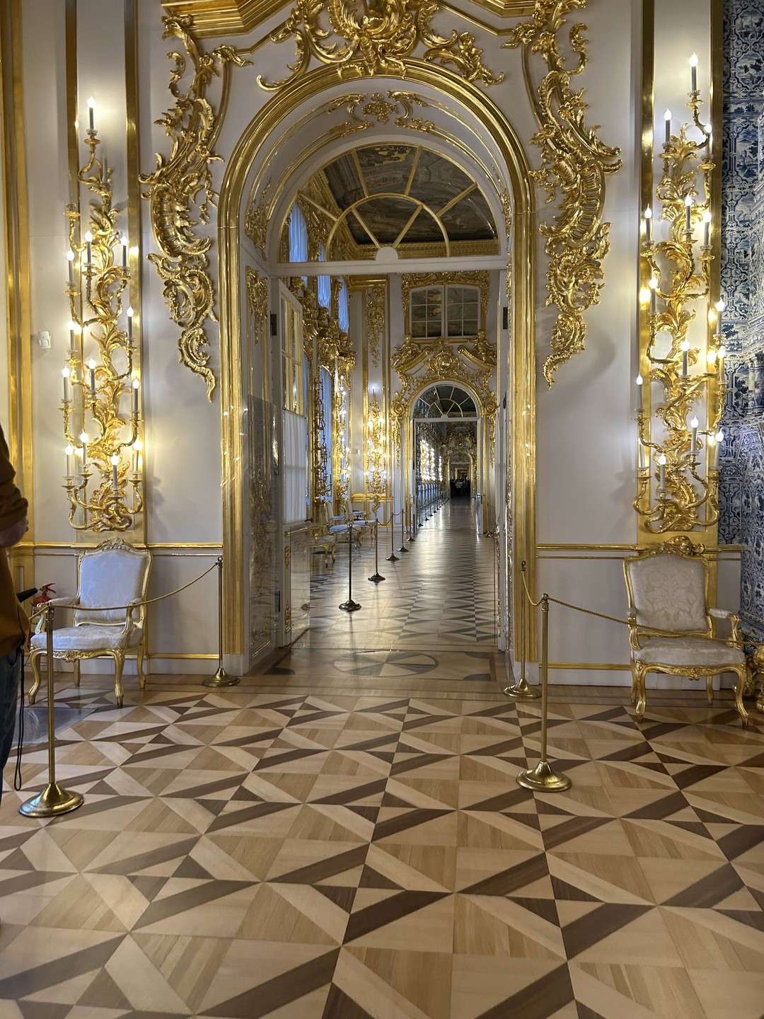 Недавно посетили эту экскурсию, экскурсовод Максим рассказывал очень интересно про историю города, но из шести часов