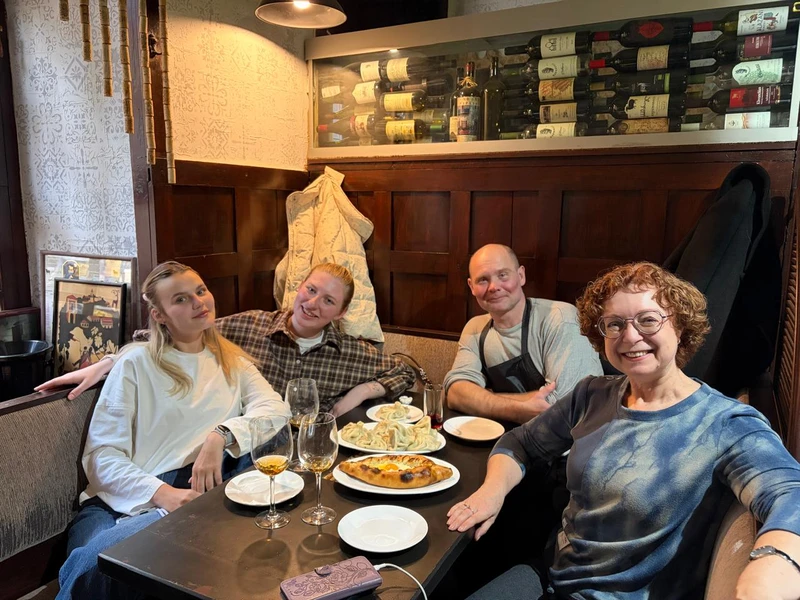 Незабываемая встреча с очень интеллигентным, знающим шефом. Приятная атмосфера на бокалом вина, когда совершенно незнакомые люди