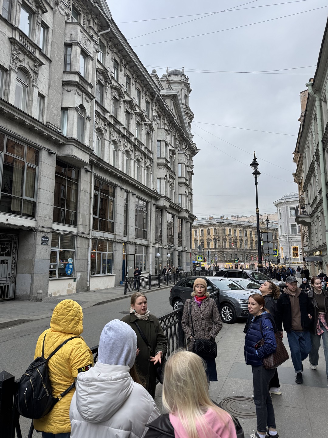 Маршрут понравился, сначала посмотрели дворы, парадные, зашли в желтую парадную, попали в забавную коммуналку, и поднялись