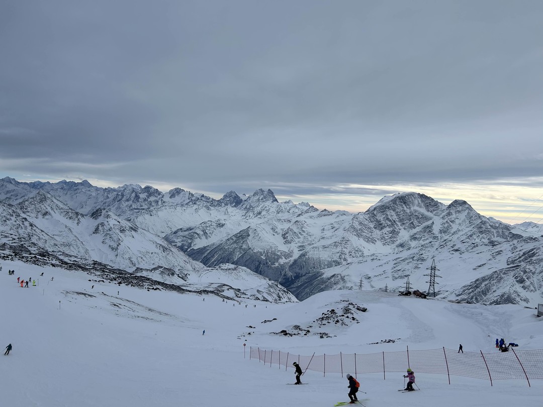 Экскурсия понравилась. Экскурсавод-водитель рассказал много интересной информации. Повезло с погодой, поэтому виды в горах были очень