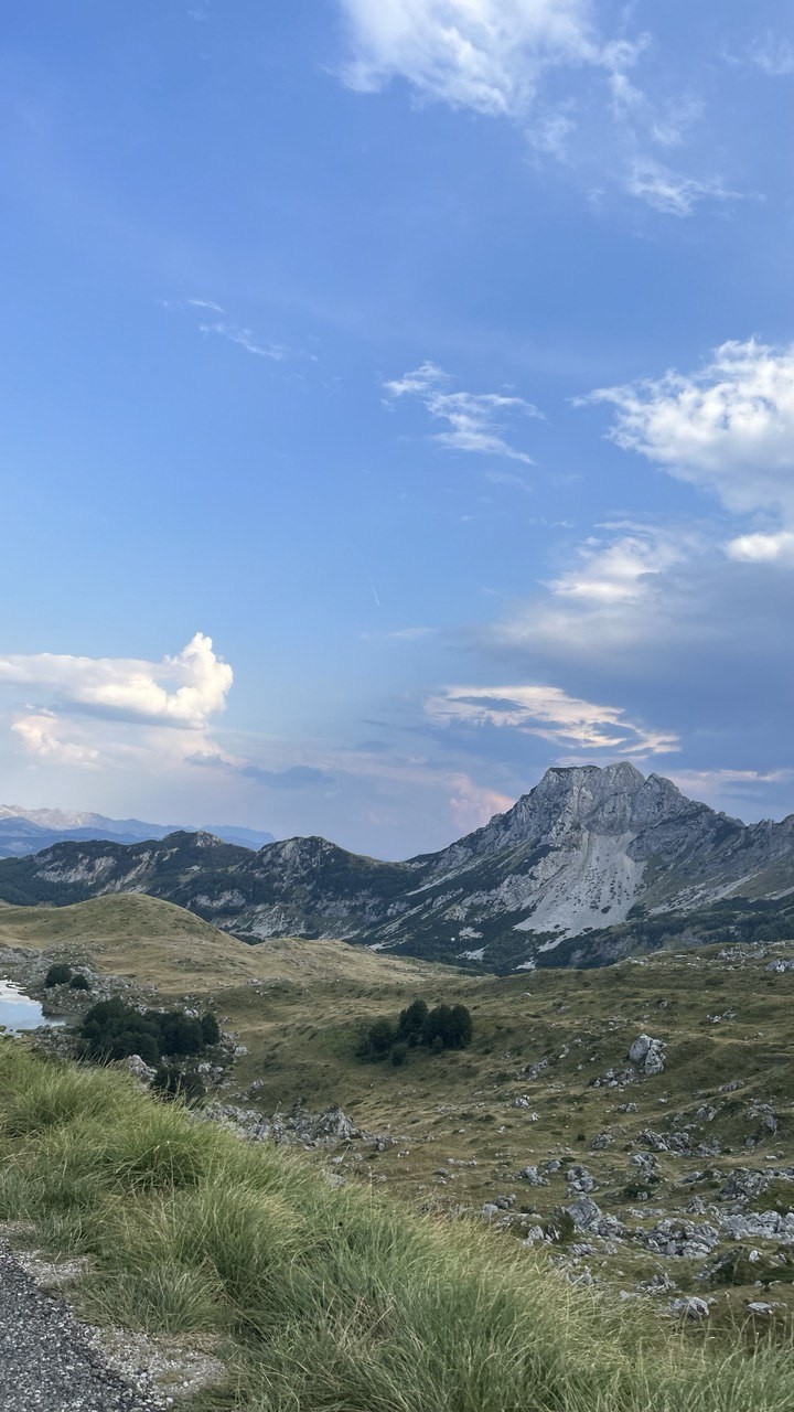 Мы недавно ездили на экскурсию на север Черногории, и это было просто потрясающе! Особая благодарность нашему