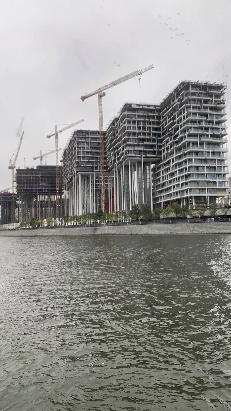 На трамвайчике очень комфортно, в сырую погоду, в тепле все посмотреть в сопровождении Елены, замечательная идея👍🏻интересно