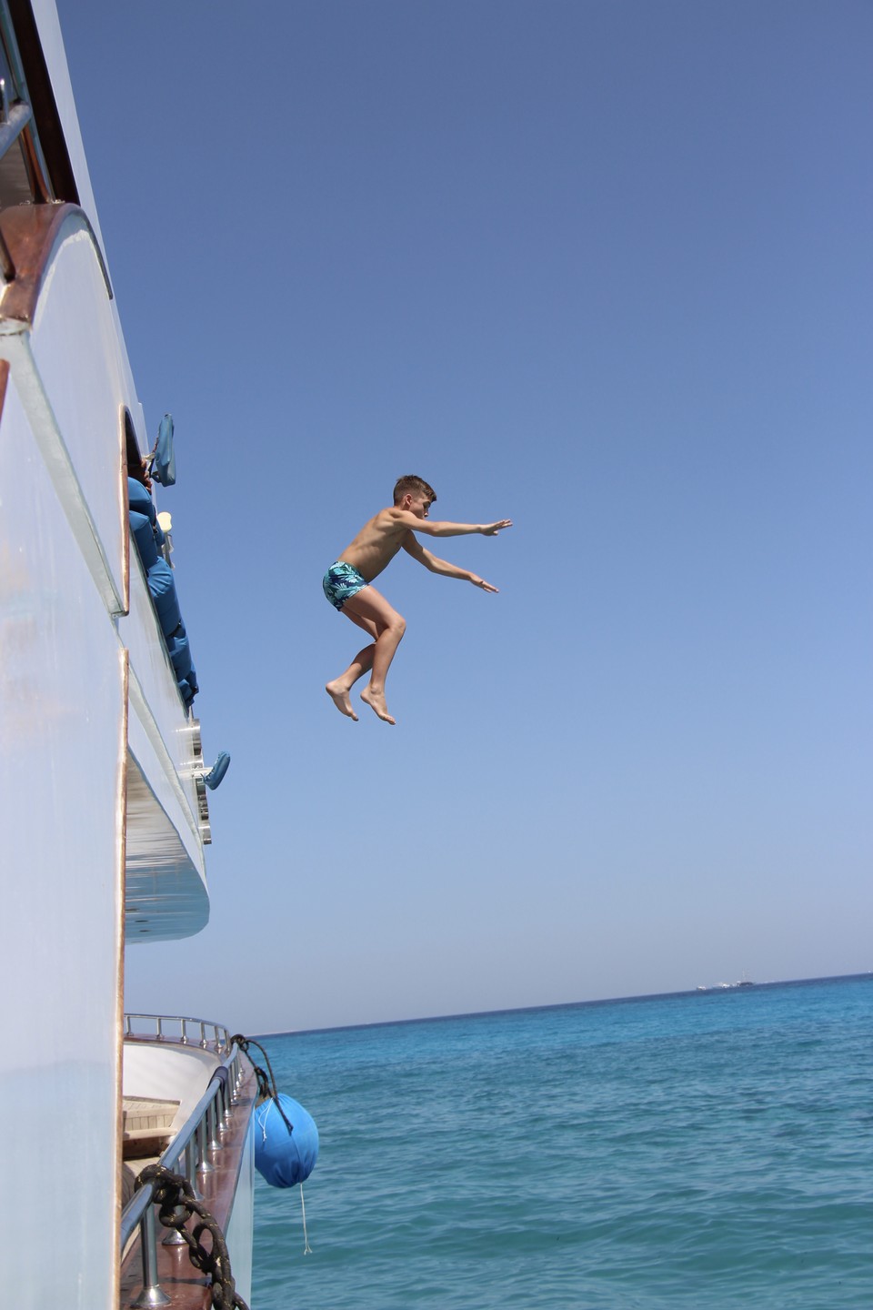 Поехали на экскурсию в составе 6 человек(двое детей) Мухаммед проинструктировал по программе, показал предварительно яхту(в Египте