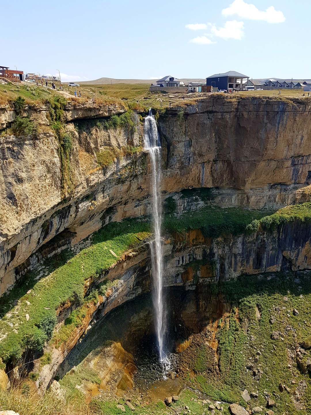 Нам повезло, нас было всего 8 человек, ездили на 19-местном мерседесе, было просторно и не жарко