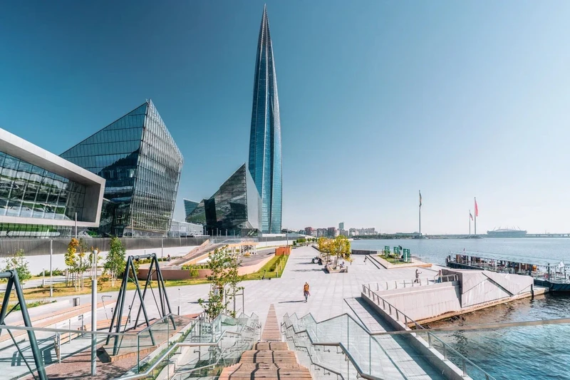 От центра к Лахте: на автобусе по Петербургу