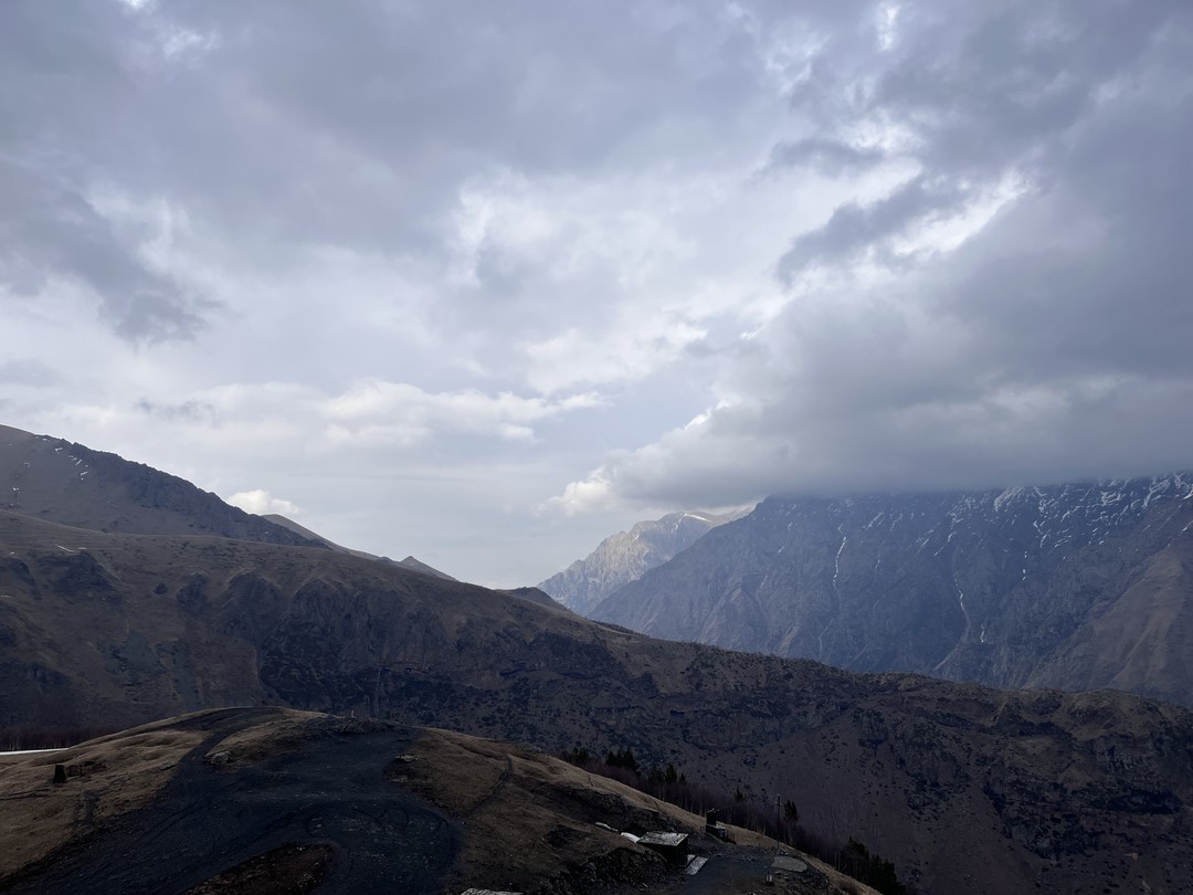 Всем рекомендую хотя бы раз побывать в зимних-послезимних горах. У Дианы не получилось провести экскурсию, но