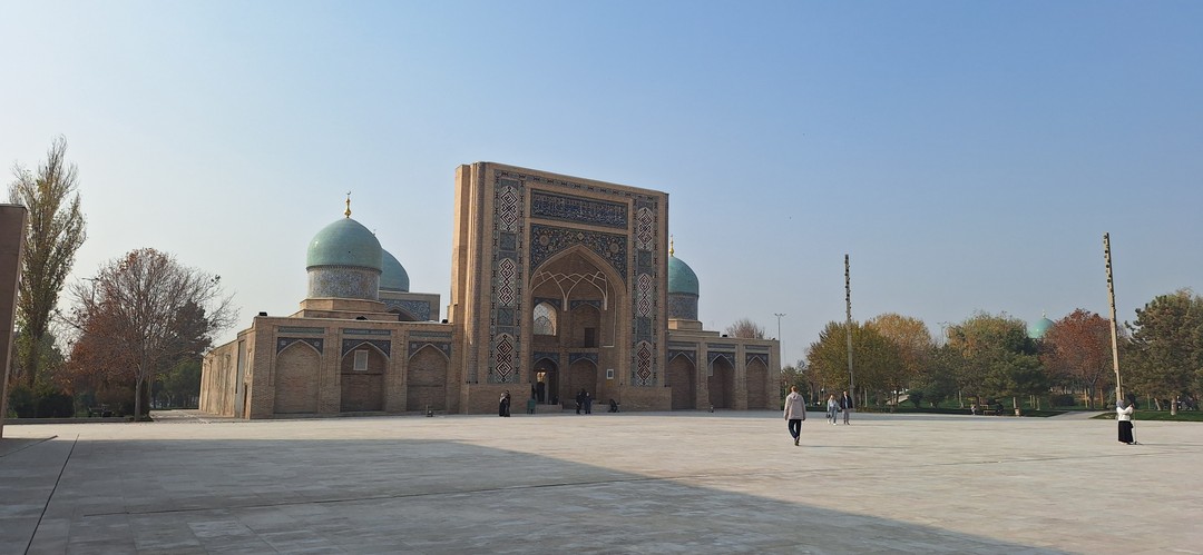 Мы поучаствовали в прогулке-впечатлении! Гуляли с Евгением по Ташкенту, были вдвоём с мужем и с малышом