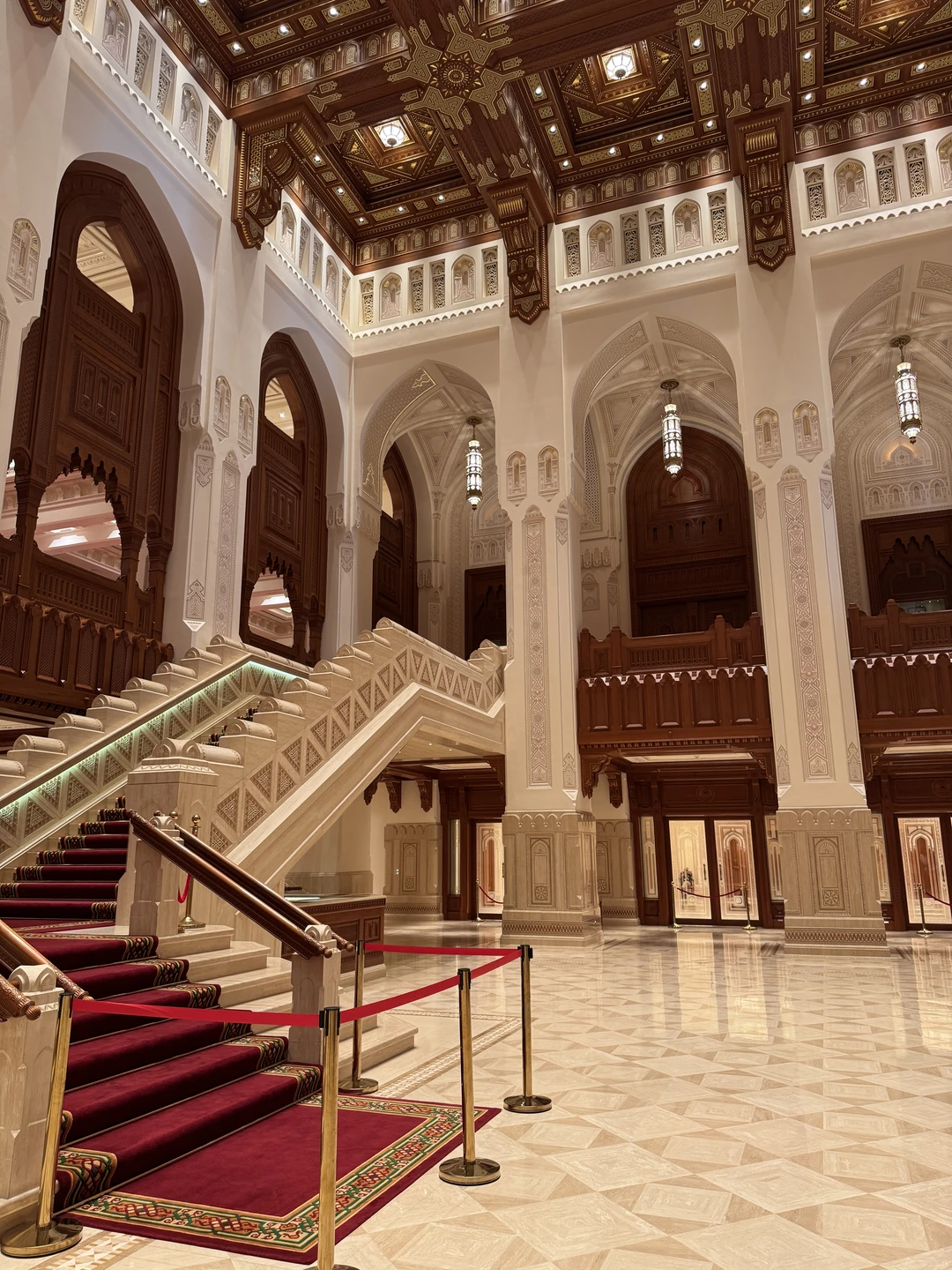 Экскурсию провела Яна во второй день нашего пребывания в стране на своей машине. Помимо нас (3