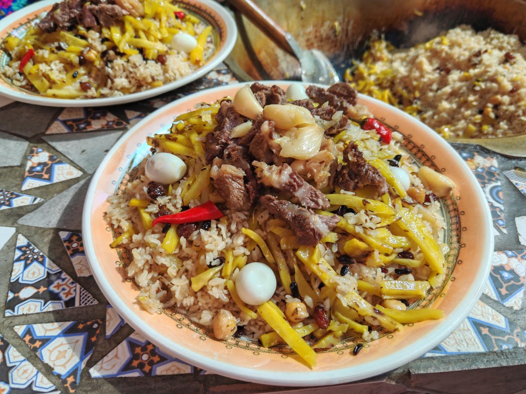 Вместе с хозяйкой гостевого дома приготовили вкуснейший плов! Кроме самого плова нас ждал богатый стол с