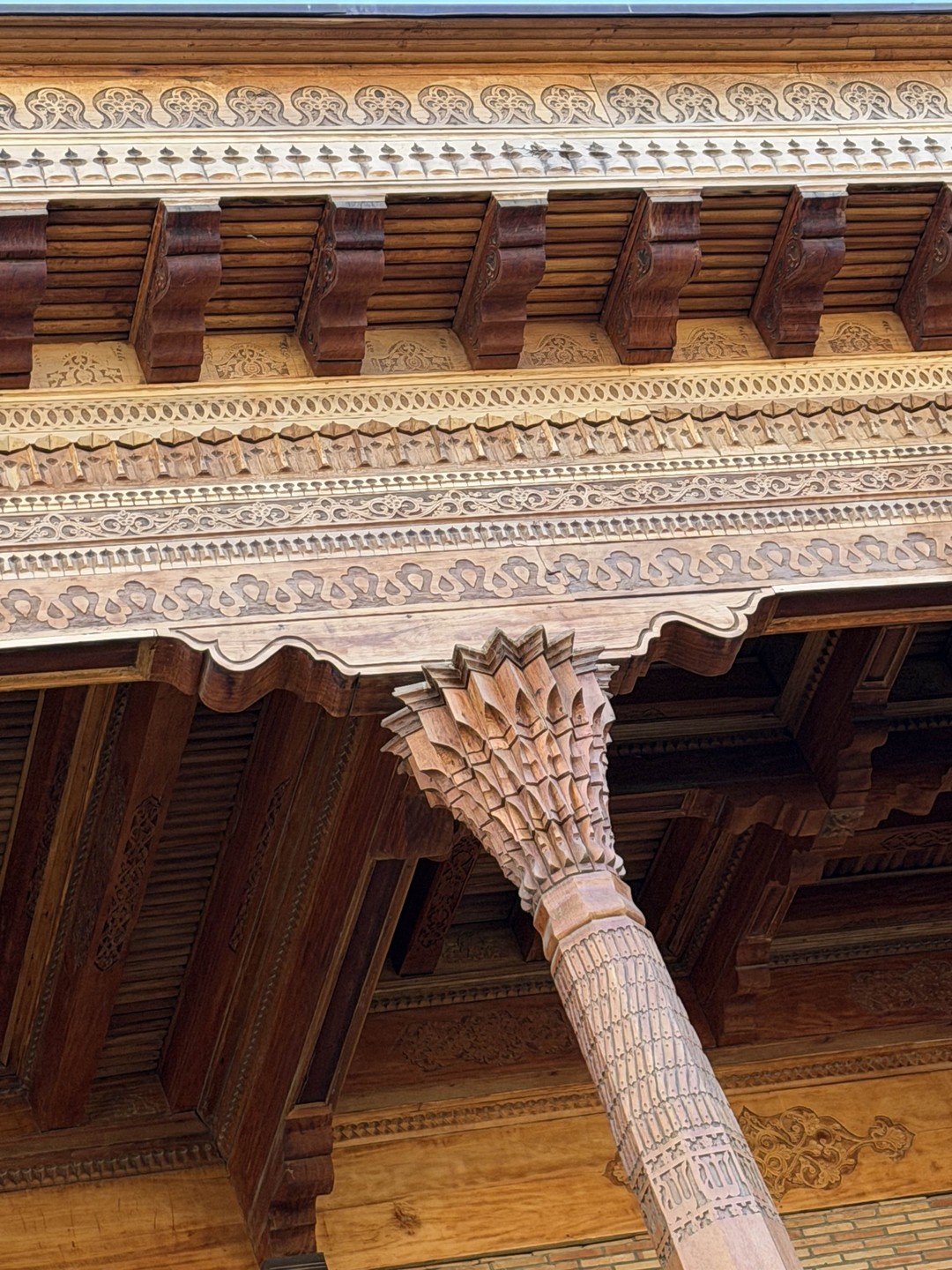 Очень познавательная экскурсия с Бернарой культура и традиции, чтение орнаментов на одежде коврах и в архитектуре