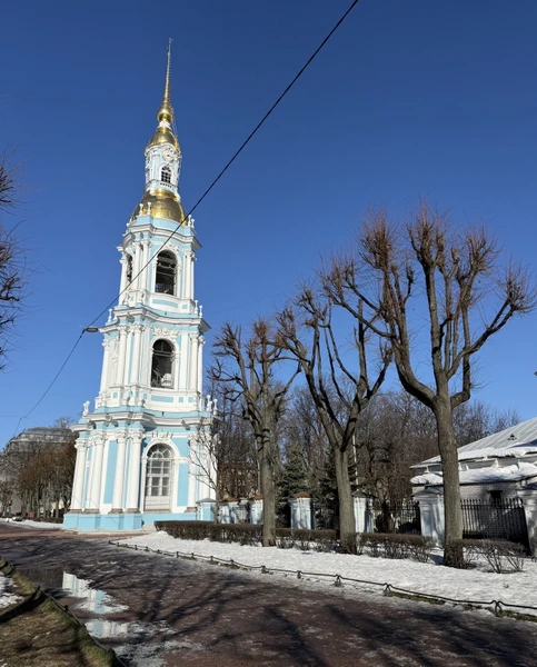 Мы остались под большим положительным впечатлением от экскурсии. Александр очень эрудированный рассказчик, чувствуется глубочайшее погружение в