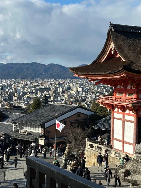 До Киото мы добирались на скоростном поезде из Токио. Равиль нас встретил прямо у выхода из