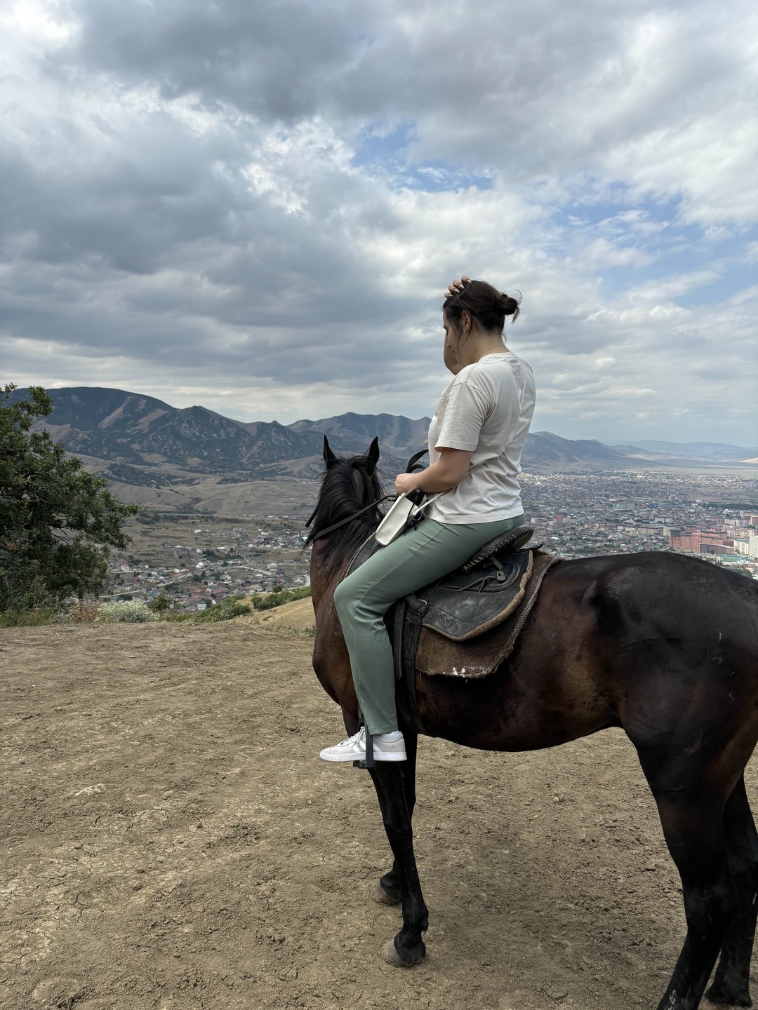 Мы идём с конём: прогулки на лошадях в Агачауле (Аделя)