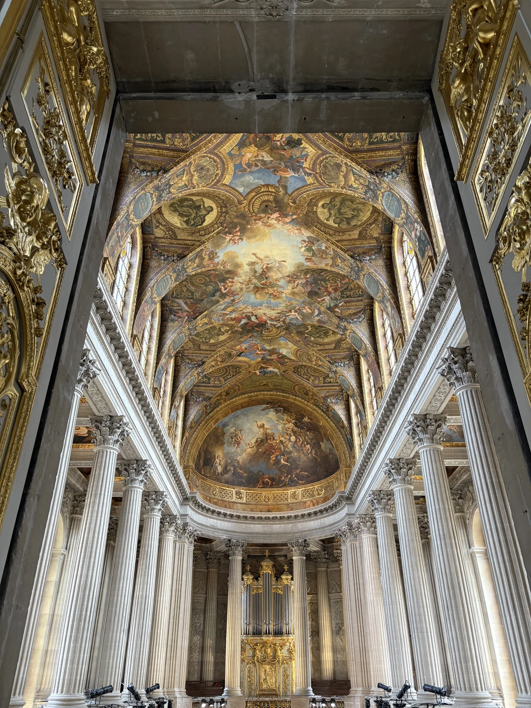 Очень хороший вариант для туристов: с комфортом добраться до Версаля, по пути слушая интересную информацию о