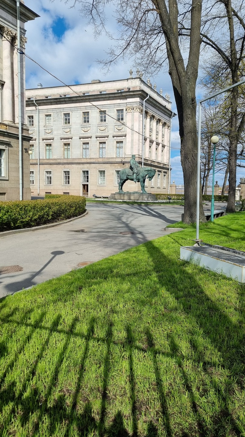 Очень понравилась экскурсия "Дворцы Петербурга с посещением Юсуповского". Очень удрбное сочетание пешеходной и автобусной части экскурсии