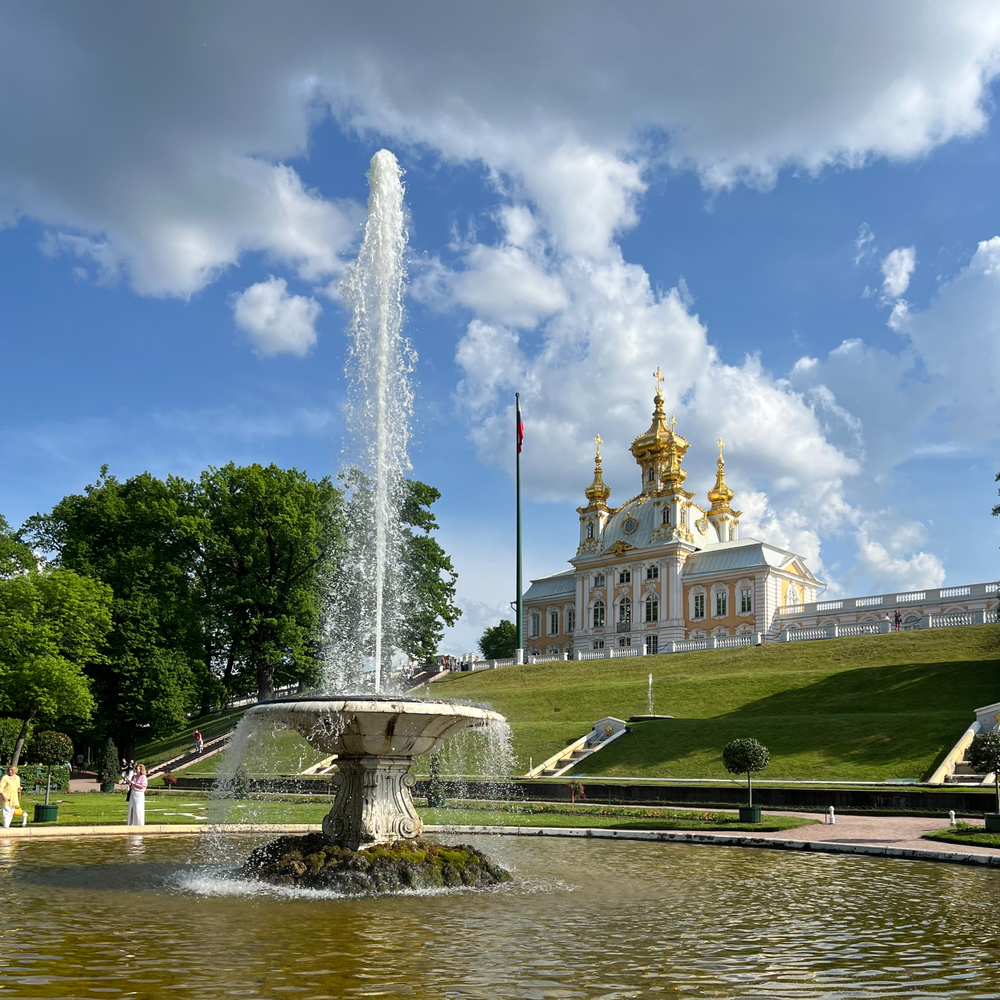Главное изображение экскурсии - Фотопрогулка по Петергофу «Волшебство фонтанов и аллей»