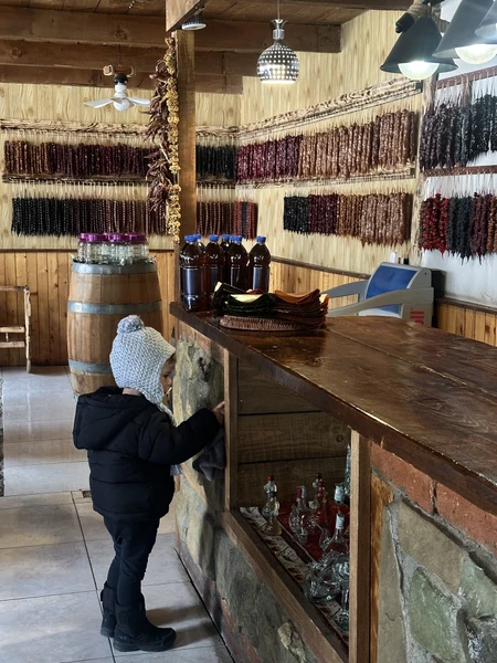 Красивая и вкусная экскурсия, замечательный гид Рони - знает много историй и анекдотов! Времени на всё посмотреть и попробовать достаточно