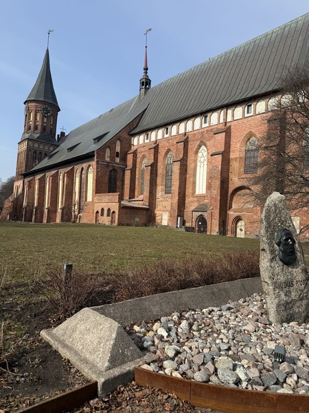 Виктория не просто очень эрудированный экскурсовод, она очень приятная в общении и красивая девушка. экскурсия проходит