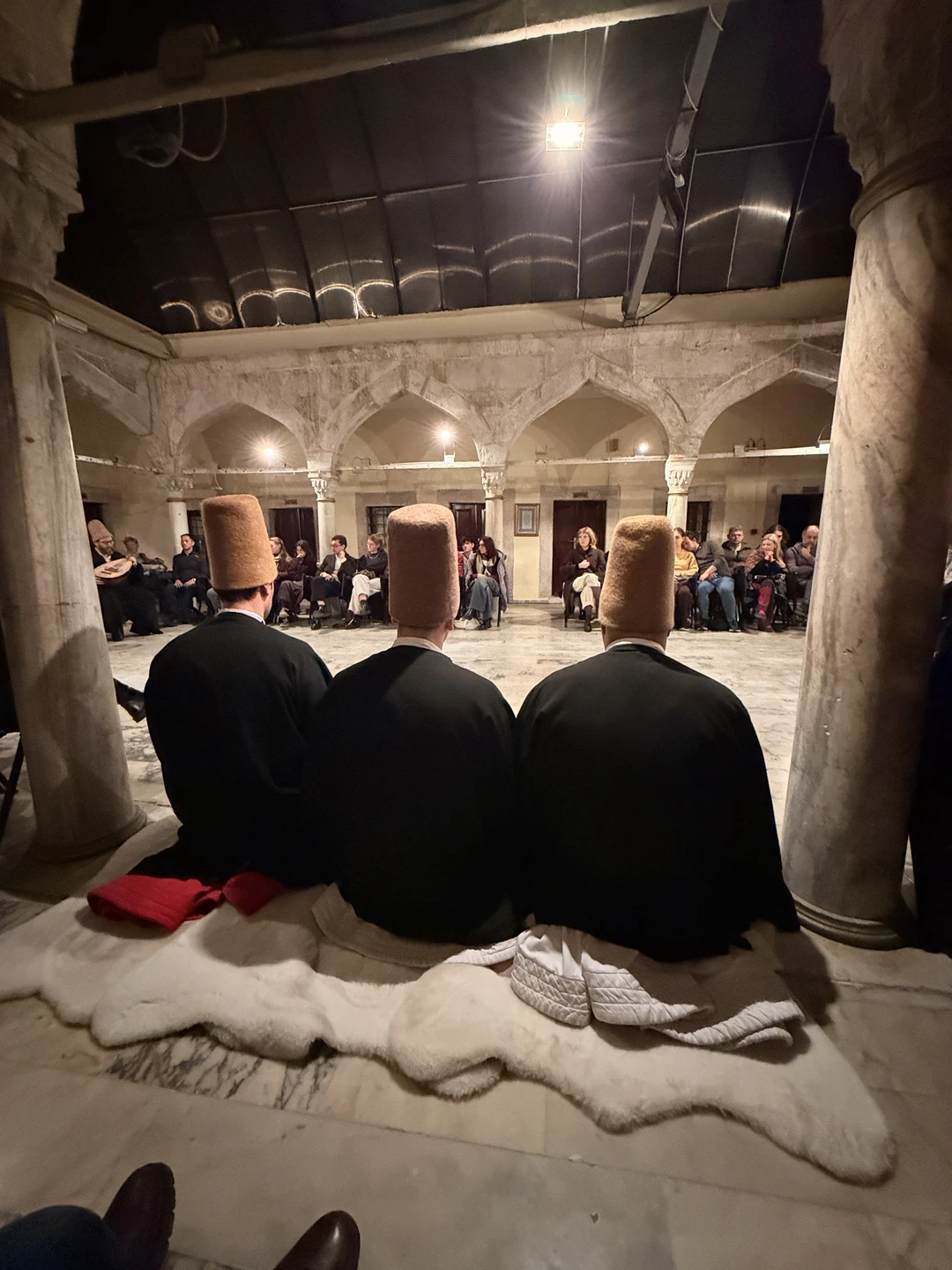 Обстановка завораживающая. Медитативный голос и игра инструментов сыграла свою роль, пол зала спало. Но проснулись когда