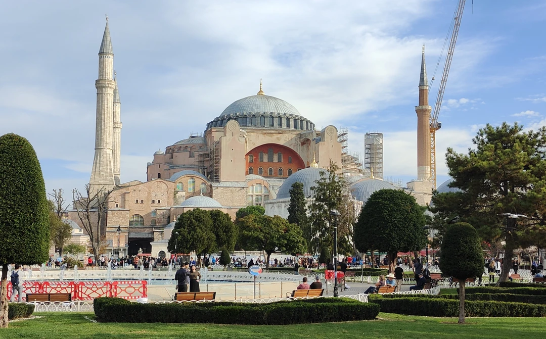 Гидом был Евгений. Весёлый и разговорчивый мужчина. Окунул и в историю, и рассказал о современной Турции