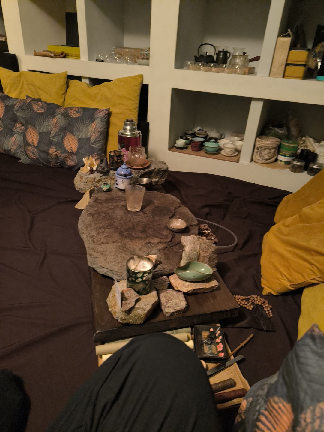 Все было атмосферно, обстановка, музыка и т. д. Человек интересный, чай вкусный, но ожидал какое-то таинство, учения, переливы и т. д.