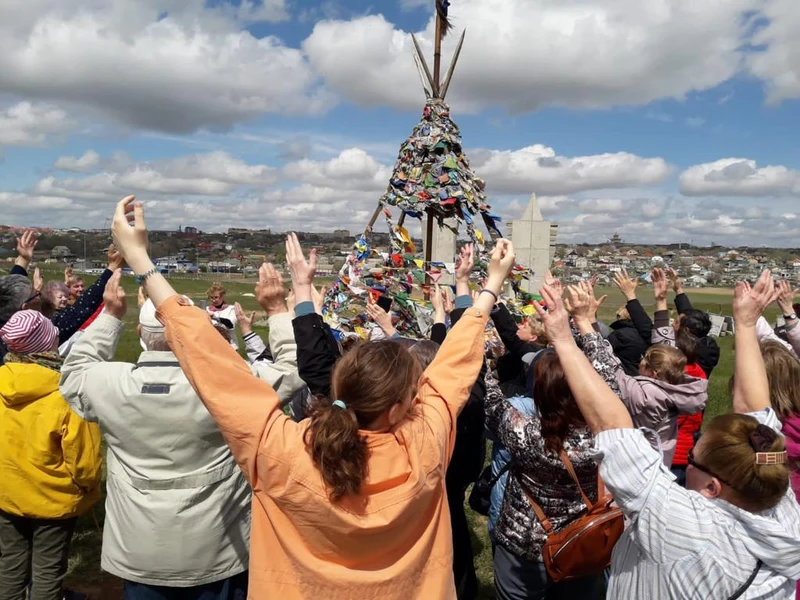 В Элисту из Волгограда на автобусе: вальс тюльпанов, этнопрограмма, мастер-классы и «страна Бумба»