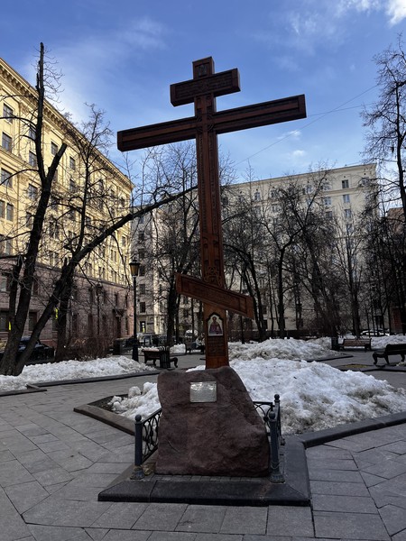 Вчера мы побывали с мужем на экскурсии Владимира. Гид пришел на встречу вовремя и сразу покорил