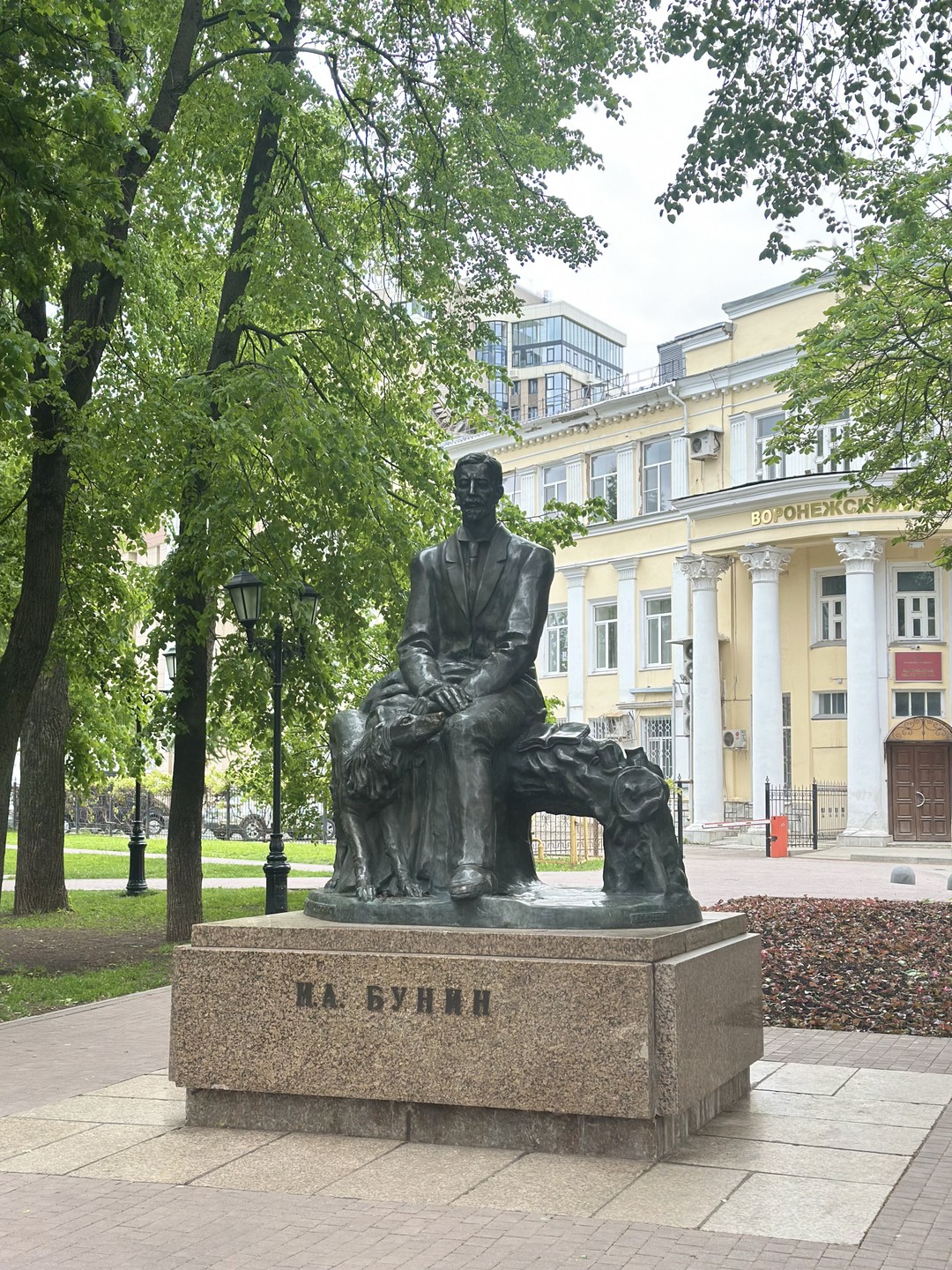 Елена - потрясающая! Формат, объем, вовлеченность - все очень сбалансировано. Много исторических фактов, чувствуется преподавательский и