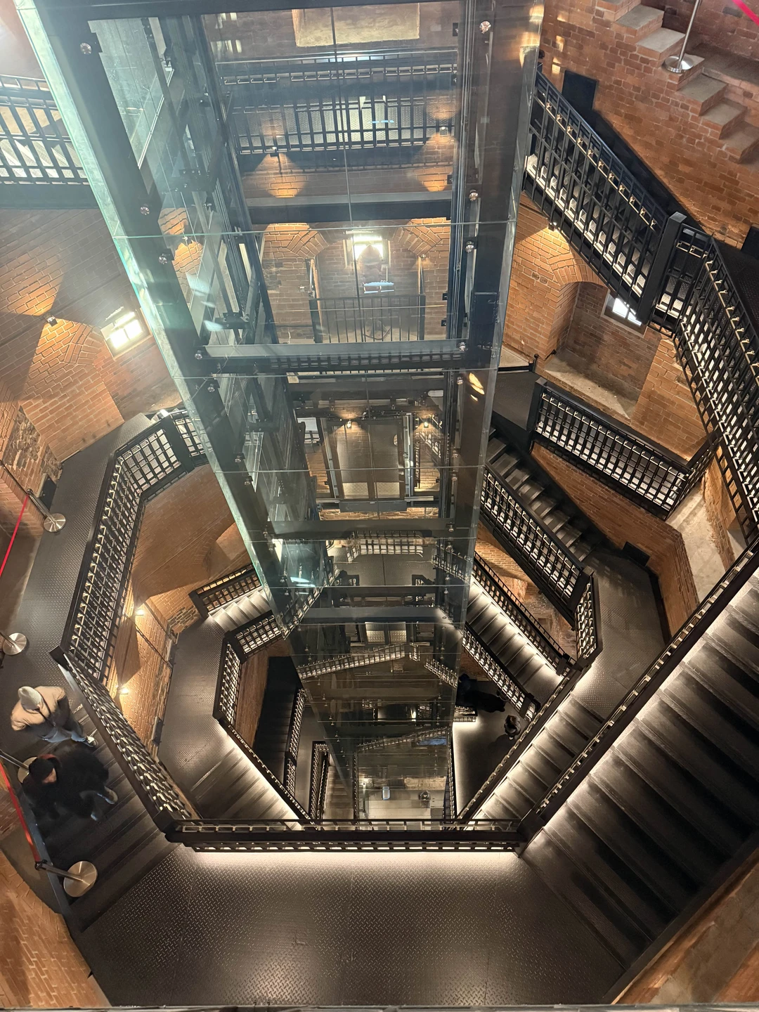 Спасибо Ярославу за классную экскурсию. На холодное время года прокатиться на комфортабельном авто по городу самое верное решение 👍