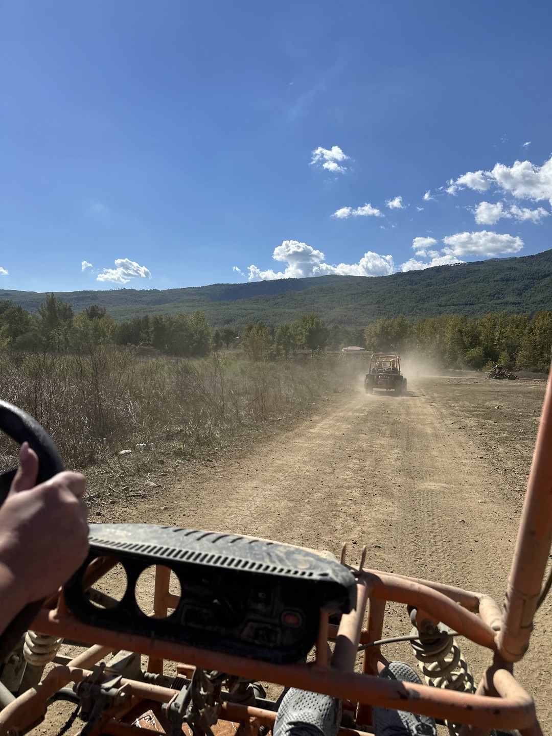 Экскурсия хорошая, сплав по реке спокойный, есть немного порогов, но все безопасно, можно с детьми. Красивые