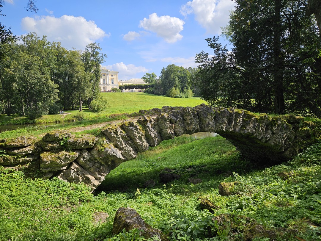 Неодназначное вечатление. Хороший водитель, Елена - красивая, умная женщина, прекрасный компаьон. У нас произошла замена в