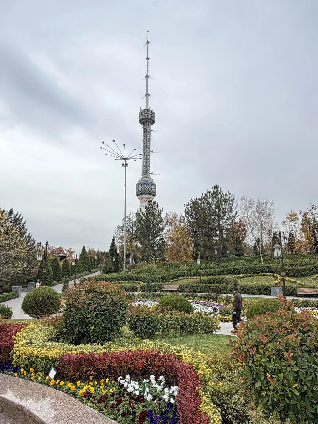 Посетили Ташкент в прекрасное время года -в ноябре, нашим гидом был Абдулла. Отличный рассказчик, прекрасное знание
