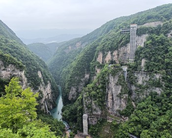 Каньон Чжанцзяцзе и стеклянный мост