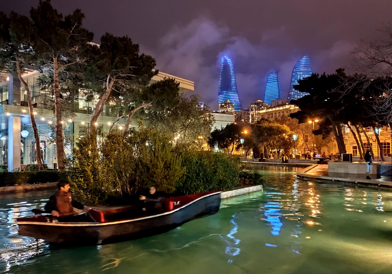 Вечерний Баку и огненный Янардаг