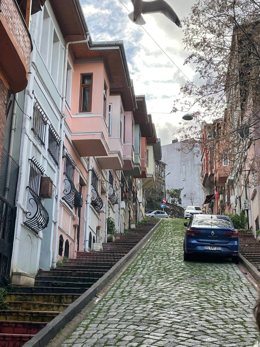 Приятная прогулка по району Балат с приятным гидом. Махмуд интересно рассказывал, был внимателен и помог сделать хорошие фото