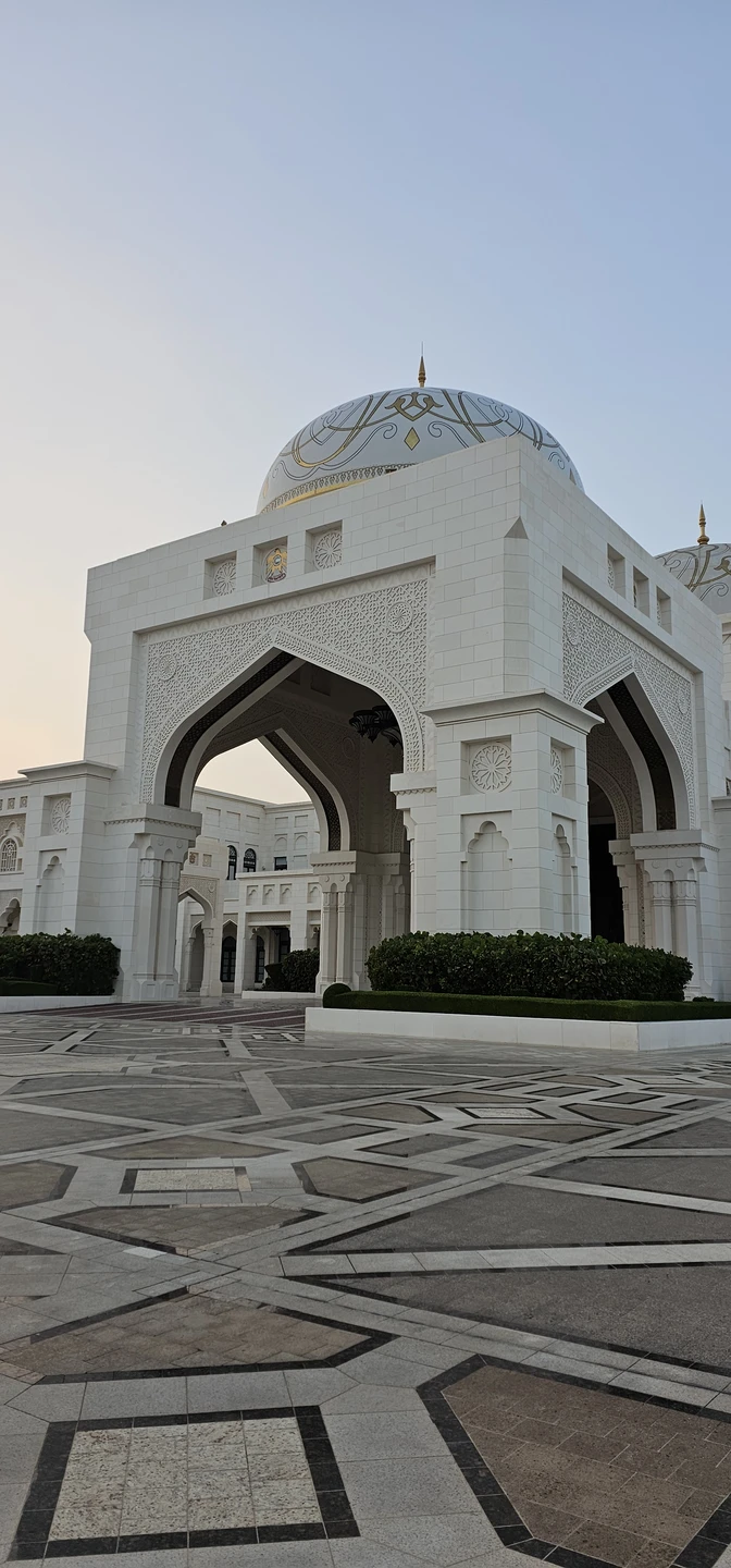 Мы прилетели в Дубаи на 20 часов (пересадка) - 4 человека