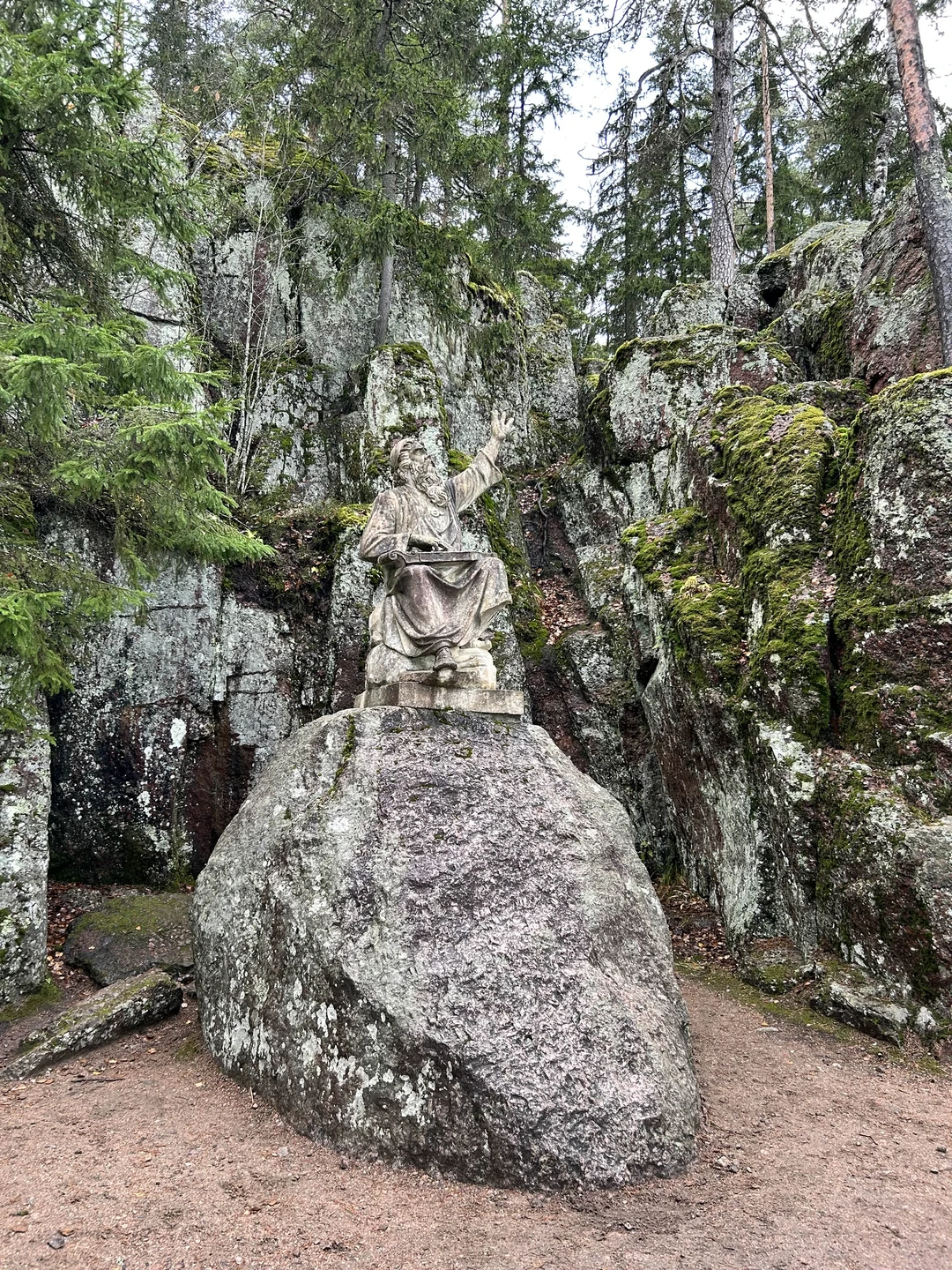 Интересная поездка, сам Выборг оставил хорошее впечатление. Проехались как по городу, так и пешие прогулки были