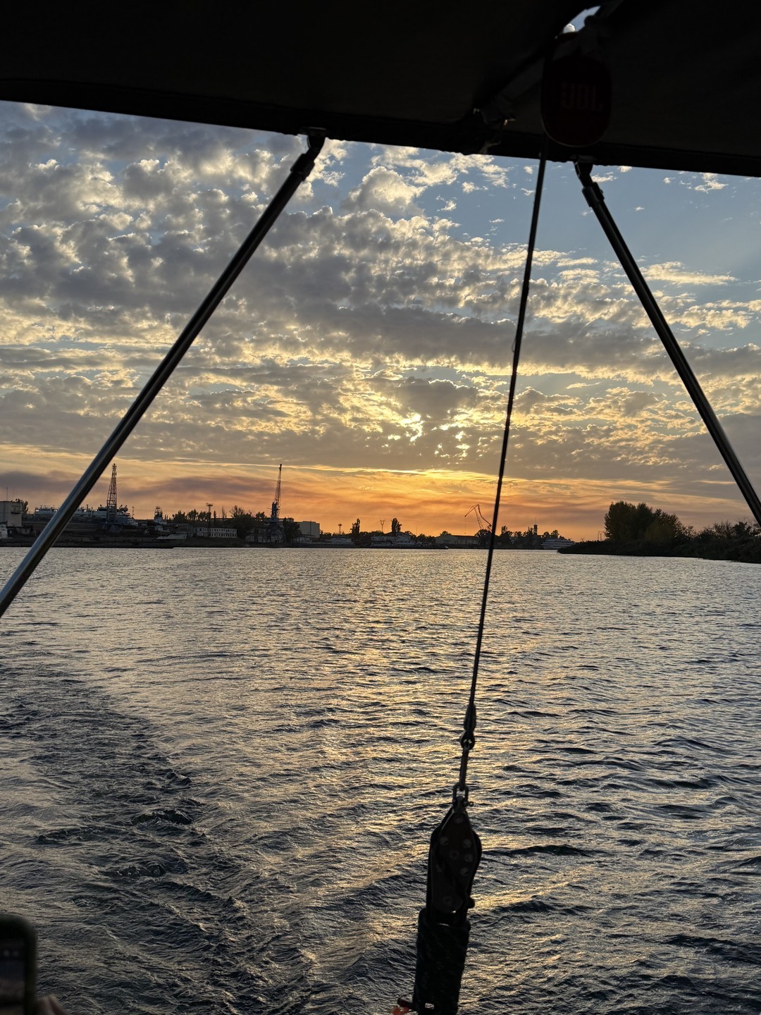 Прекрасная прогулка на яхте с опытным и интересным капитаном. Очень рекомендую!