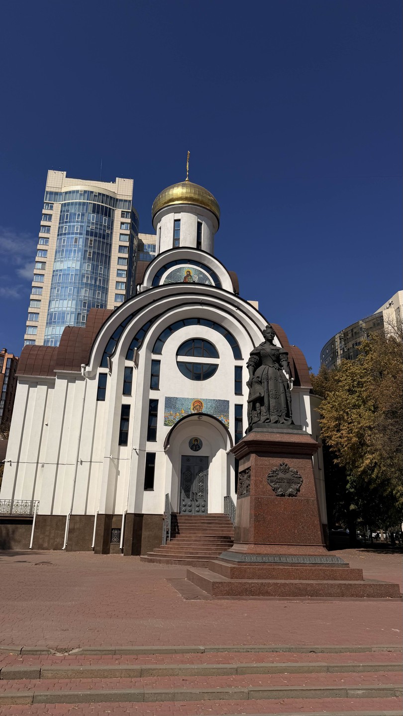 Василий очень глубоко разбирается в предмете. Погружает в историю города. Для меня только несколько длинновато, 3 часа